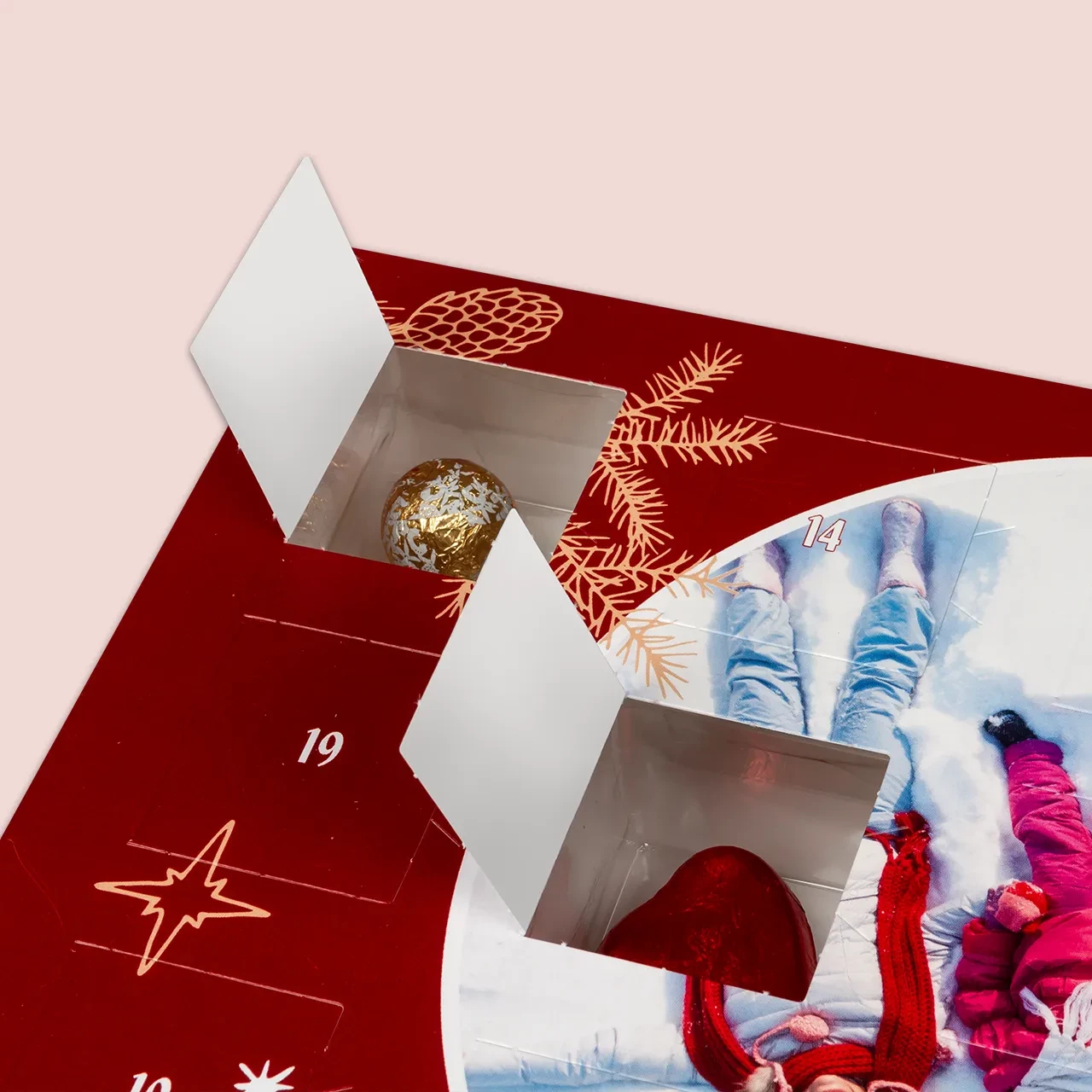 Mit einem Foto-Adventskalender „Lindt“ schafft ihr genussvolle Momente in der Adventszeit. Öffnet täglich ein Türchen und entdeckt eine Überraschung aus köstlicher Schokolade oder fruchtigen Gummibonbons.
