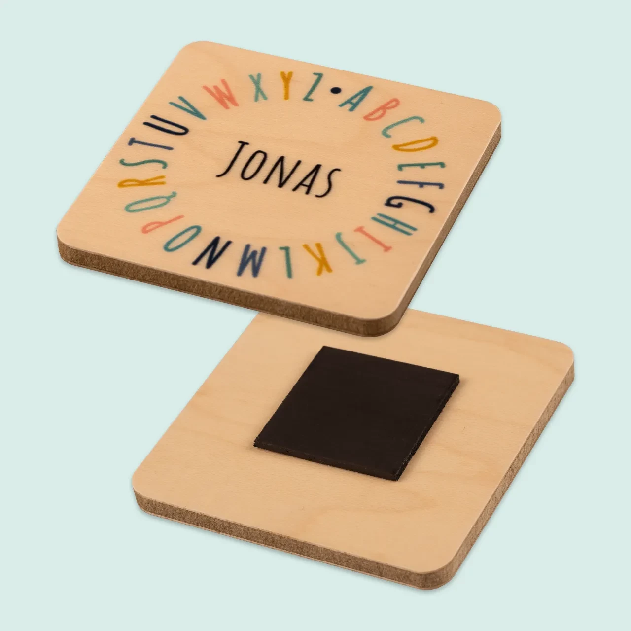 Hier könnt ihr tolle Foto-Magnete aus Holz gestalten für eine besondere Haptik. Wählt eine Form, ladet eure Bilder hoch und passt dann ganz einfach das Design an.