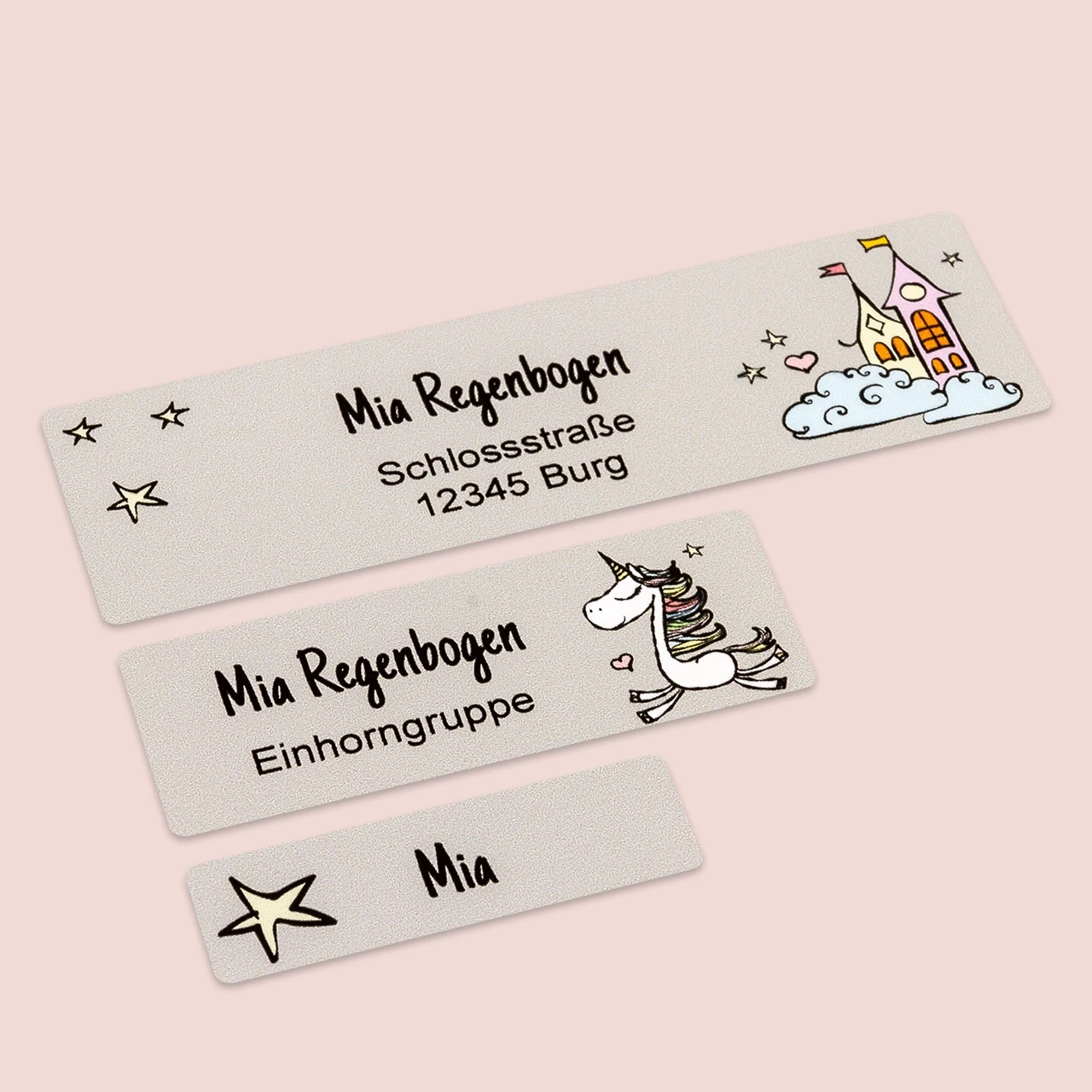 Personalisierte Namensaufkleber für Kinder mit individuellen Motiven. Ideal für den Schulalltag und die Freizeit und in verschiedenen Sets erhältlich.