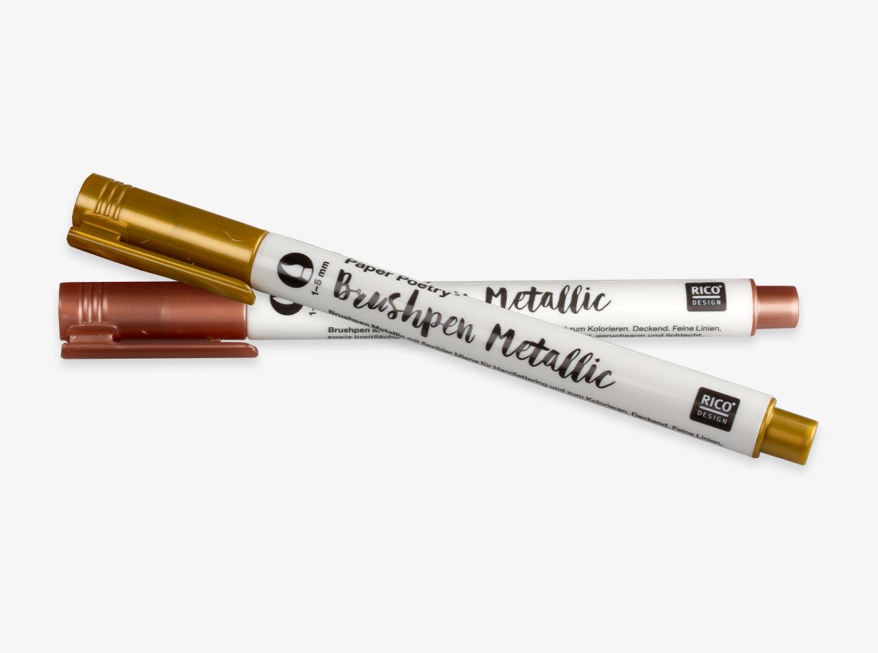 Vier metallische Brushpens mit flexibler Spitze in Gold und Roségold auf weißem Hintergrund.