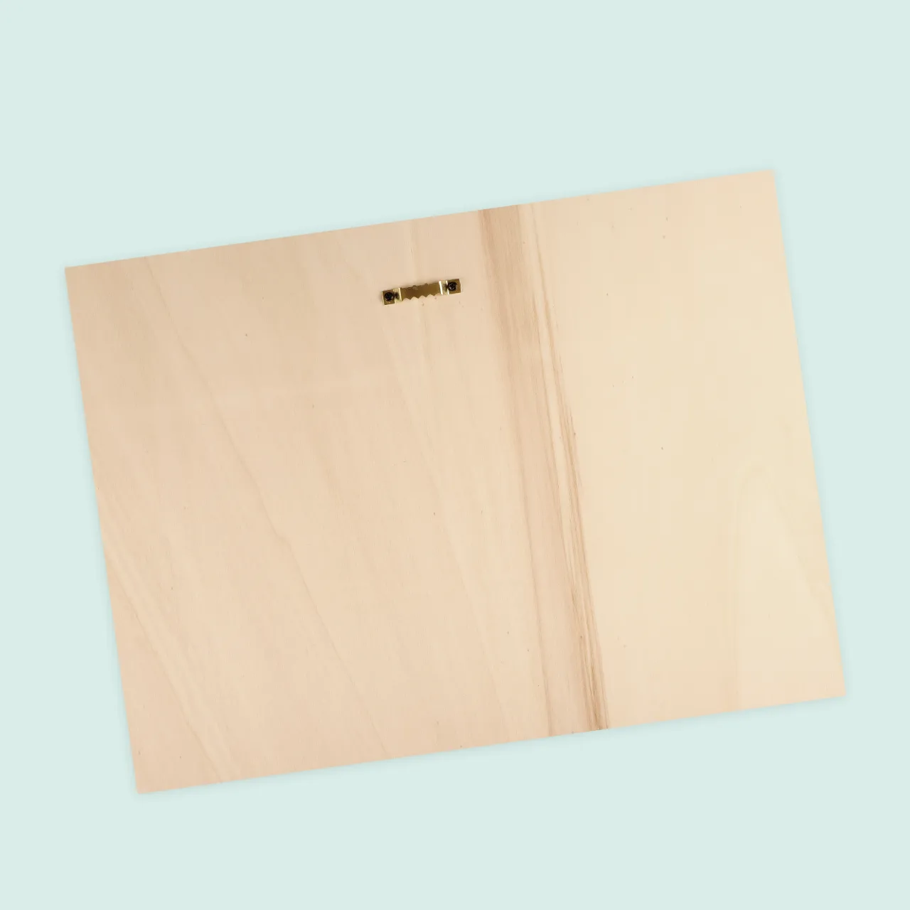 Wenn ihr ein Foto auf Holz drucken lasst, erhaltet ihr ein Sorglos-Komplettpaket. Inklusive sind nämlich Haftblech und Abstandshalter für die optimale Installation.