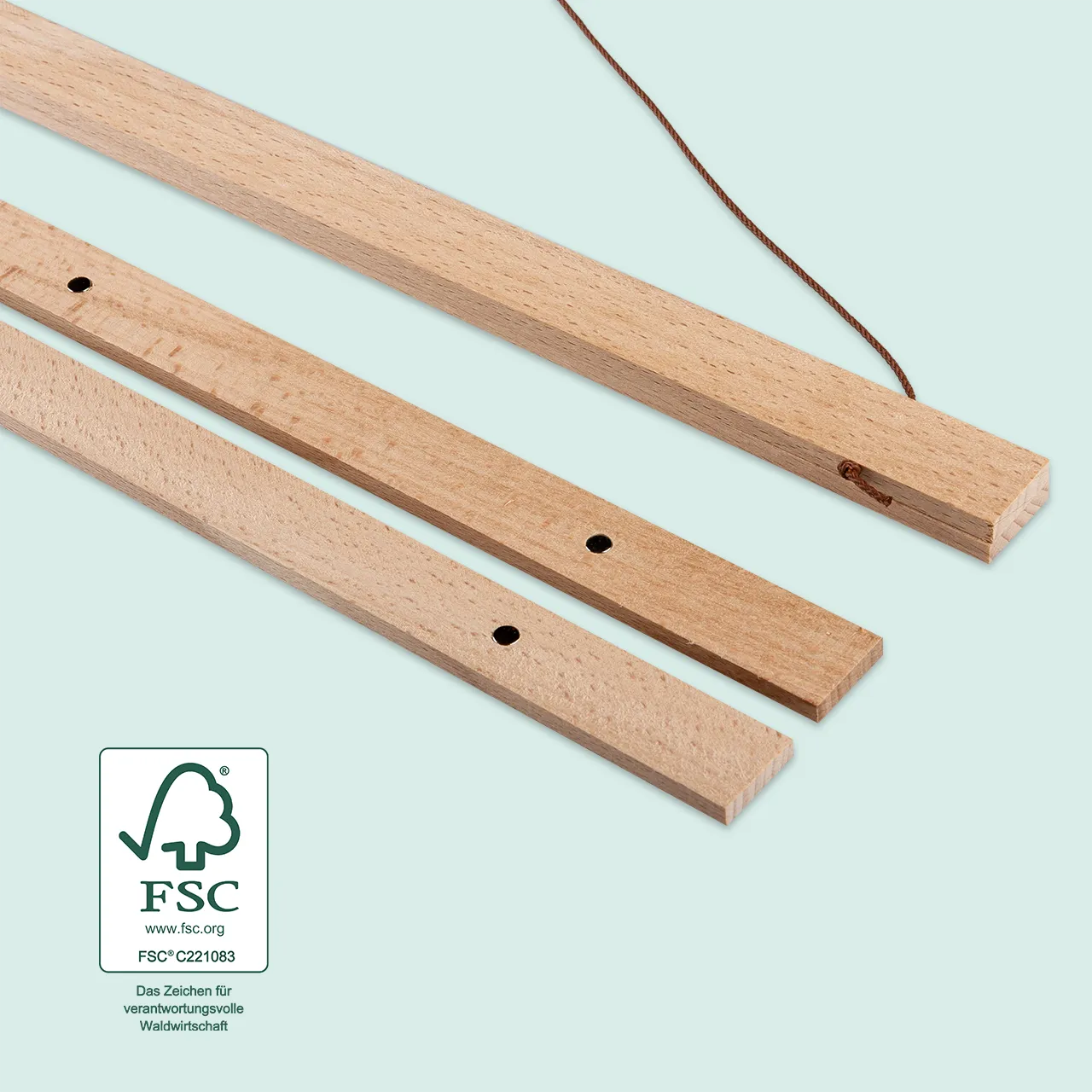 Die Posterleiste ist ausgestattet mit kleinen Magneten, die für einen festen Halt sorgen. Die Leisten bestehen aus hochwertigem Buchenholz. Eine Kordel ist inklusive.