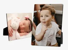 Zwei Fotoaufsteller aus Holz mit Baby- und Kinderfotos im Hoch- und Querformat
