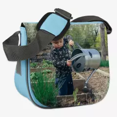 Die Kindertasche mit Namen hat einen verstellbaren Tragegurt mit komfortabler Polsterung. So findet euer Kind die Tasche blitzschnell im Kindergarten-Getümmel wieder. 