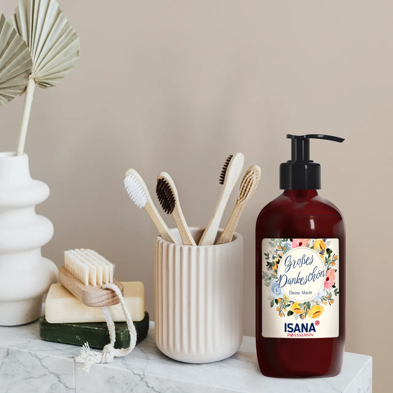 ISANA Seife personalisieren mit Foto und Text, perfektes Geschenk Unsere ISANA Flüssigseife mit Foto und Text ist das perfekte Geschenk oder Highlight für euer Badezimmer. Werdet jetzt kreativ und gestaltet eure individuelle Handseife.