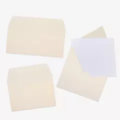 Umschläge im quadratischen, langen und klassischen Format Drei elfenbeinfarbene Briefumschläge C6, quadratisch und DIN lang, einer geöffnet mit einer weißen Karte im Inneren.