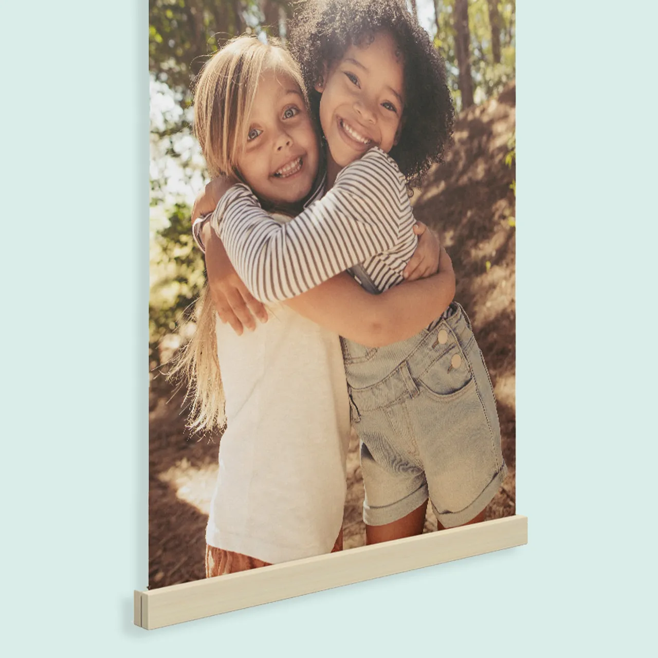 Retro-Leinwand mit Foto und magnetischen Kiefernholzleisten Detailansicht einer Retro-Leinwand mit Kinderfoto und heller Holzleiste
