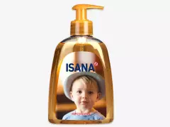 Eine ISANA Küchenseife mit eigenem Bild auf dem Etikett zeigt ein Kind mit Hut und ist personalisiert für eine besondere Note.
