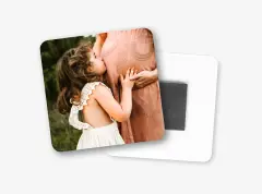 Fotomagnete aus Kunststoff oder Holz selbst gestalten in der ROSSMANN Fotowelt. Sie haften auf allen magnetischen Oberflächen und können individuell gestaltet werden.