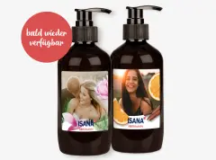 In der ROSSMANN Fotowelt könnt ihr eine ISANA Flüssigseife mit Foto und Text personalisieren. Gestaltet das Etikett der dunkelbraunen Flasche mit Pumpspender individuell.