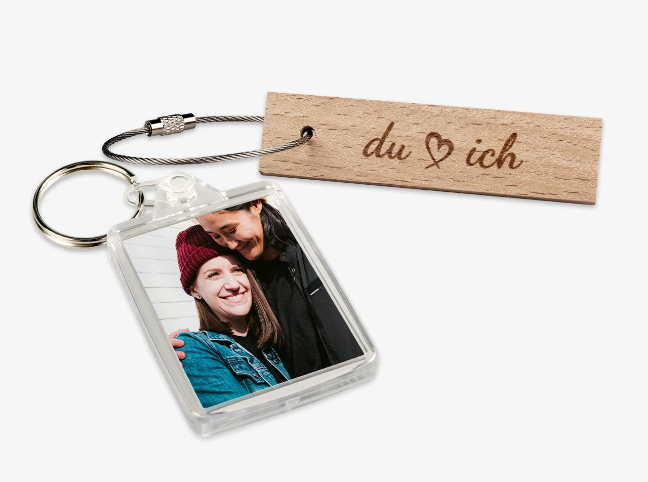 Schlüsselanhänger mit Foto oder Gravur ganz einfach gestalten in der ROSSMANN Fotowelt. Nach euren Wünschen individualisierbar, auch perfekt als Geschenk.