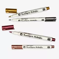Geöffnete Brushpens in Metallicfarben mit einer flexiblen Spitze, gezeigt in Gold, Silber, Weinrot und Roségold.