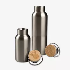 Schicke Thermosflasche mit Gravur und aus Edelstahl und mit Bambusdeckel. So könnt ihr eure Getränke stilvoll zu transportieren, ideal für den täglichen Gebrauch.