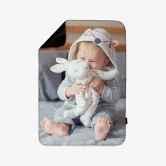 Babydecke mit Foto eines Babys und sichtbarer weicher Rückseite