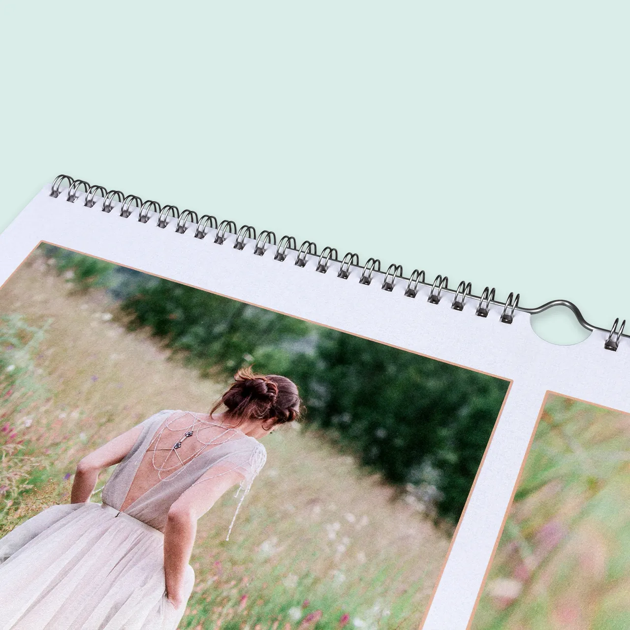 Wandkalender selbst gestalten mit silberner Spiralbindung, in verschiedenen Formaten und Größen. Rohstoffe stammen aus verantwortungsvoller Waldwirtschaft.