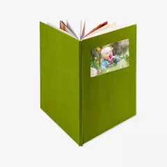 Das Fotobuch Leineneinband könnt ihr mit einem Foto auf dem Buchdeckel selbst gestalten. Die Papieroberfläche der Innenseiten erhältlich in glänzend oder sanft glänzend.