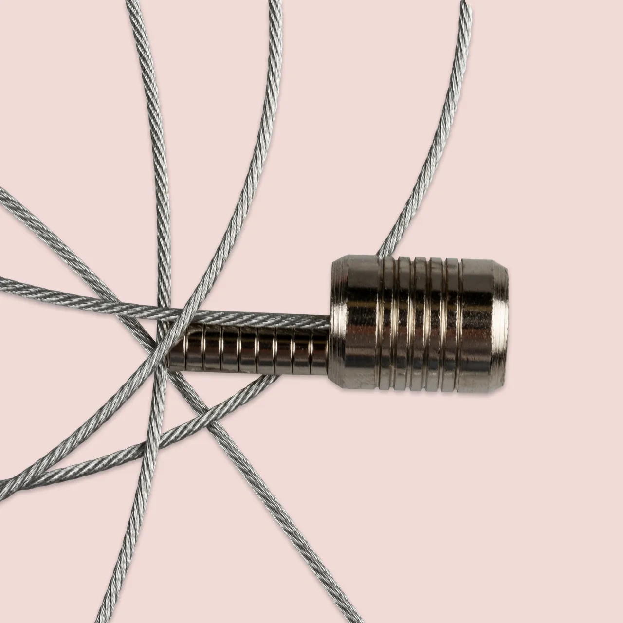 Fotoseil aus silbernem Fotodrahtseil mit Gewicht – Detailaufnahme der hochwertigen Verarbeitung