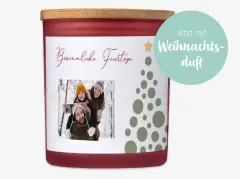 Eine personalisierte Kerze im Glas mit stilvollem Bambusdeckel und einem Foto von drei Frauen, die Blumen halten.