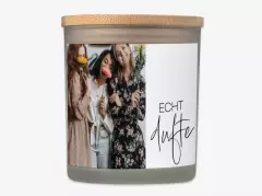 Eine personalisierte Kerze im Glas mit stilvollem Bambusdeckel und einem Foto von drei Frauen, die Blumen halten.