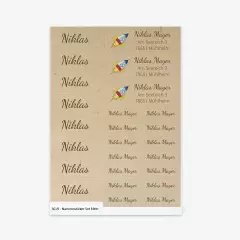 Namensaufkleber mit Raketen oder anderen schönen Motiven Coole Namensaufkleber mit Raketen für Schule oder Kita. Die Sticker sind einfach abziehbar und bieten eine langlebige Lösung zur Kennzeichnung persönlicher Gegenstände.