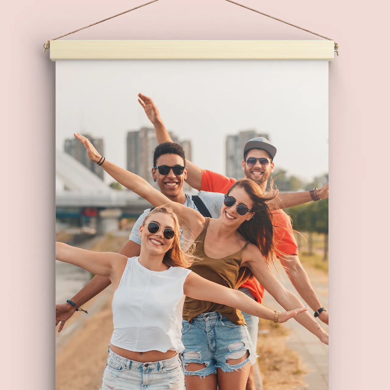 Retro-Leinwand mit persönlichem Freundschaftsfoto gestalten Retro-Leinwand mit Gruppenfoto von Freunden und Aufhängung aus Holzleisten