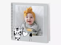 In der ROSSMANN Fotowelt könnt ihr ein Fotobuch mit Ringbindung erstellen. Eure digital gedruckten Lieblingsmomente erstrahlen auf sanft glänzenden Innenseiten.