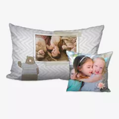 Kissen mit Foto, rechteckig, quadratisch, viele Designs Fotokissen sind eine tolle Art, euren Liebsten zu zeigen, wie viel sie euch bedeuten. Ladet ein gemeinsames Foto hoch und bringt es auf eines der hochwertigen Kissen.