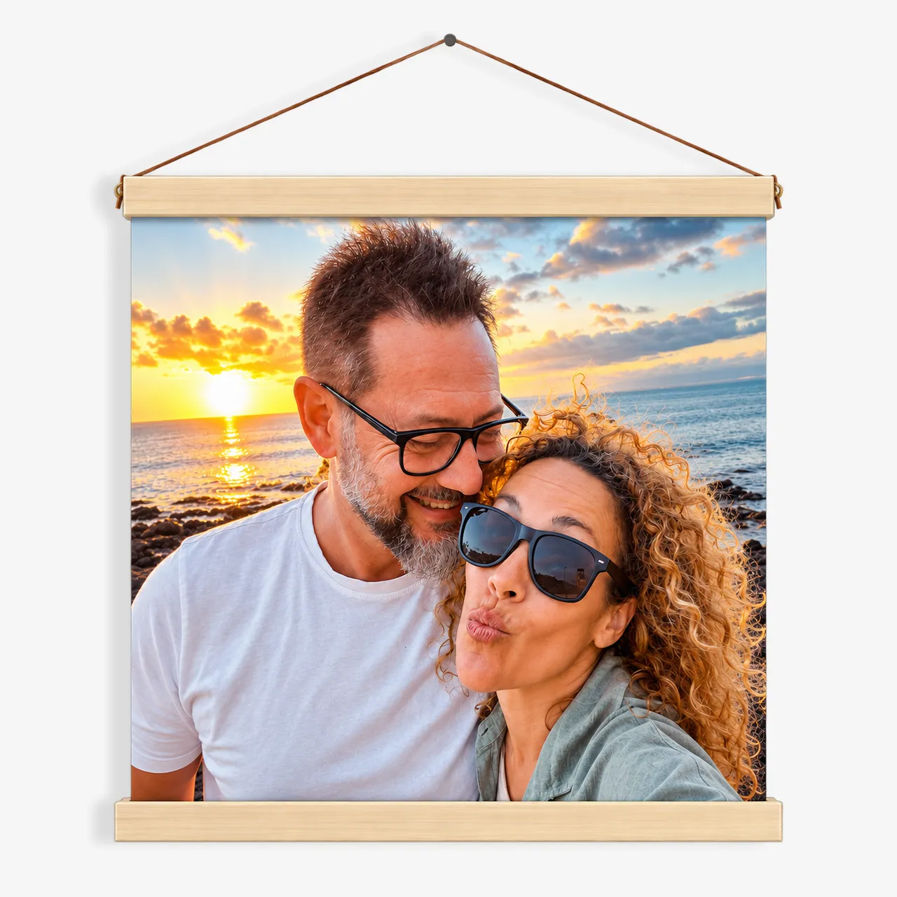 Retro-Leinwand mit Paarfoto bei Sonnenuntergang und Aufhängeschnur