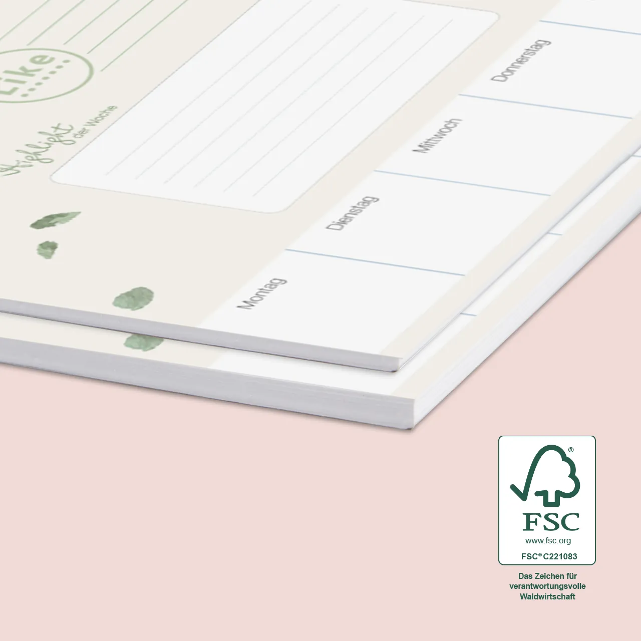 Praktische Schreibtischunterlage selbst gestalten in der ROSSMANN Fotowelt, wahlweise mit 25 oder 52 Blatt. Die Rohstoffe stammen aus verantwortungsvoller Waldwirtschaft.
