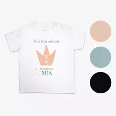 Lasst ein individuelles Babyshirt bedrucken, das aus 100 % Bio-Baumwolle besteht. Euer Schatz wird sich in dem bequemen Shirt, das in 4 Farben erhältlich ist, besonders wohl fühlen.