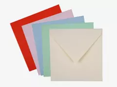 Fünf bunte Briefumschläge in den Farben Rot, Lavendel, Himmelblau, Mint und Elfenbein, in einem Fächer angeordnet.