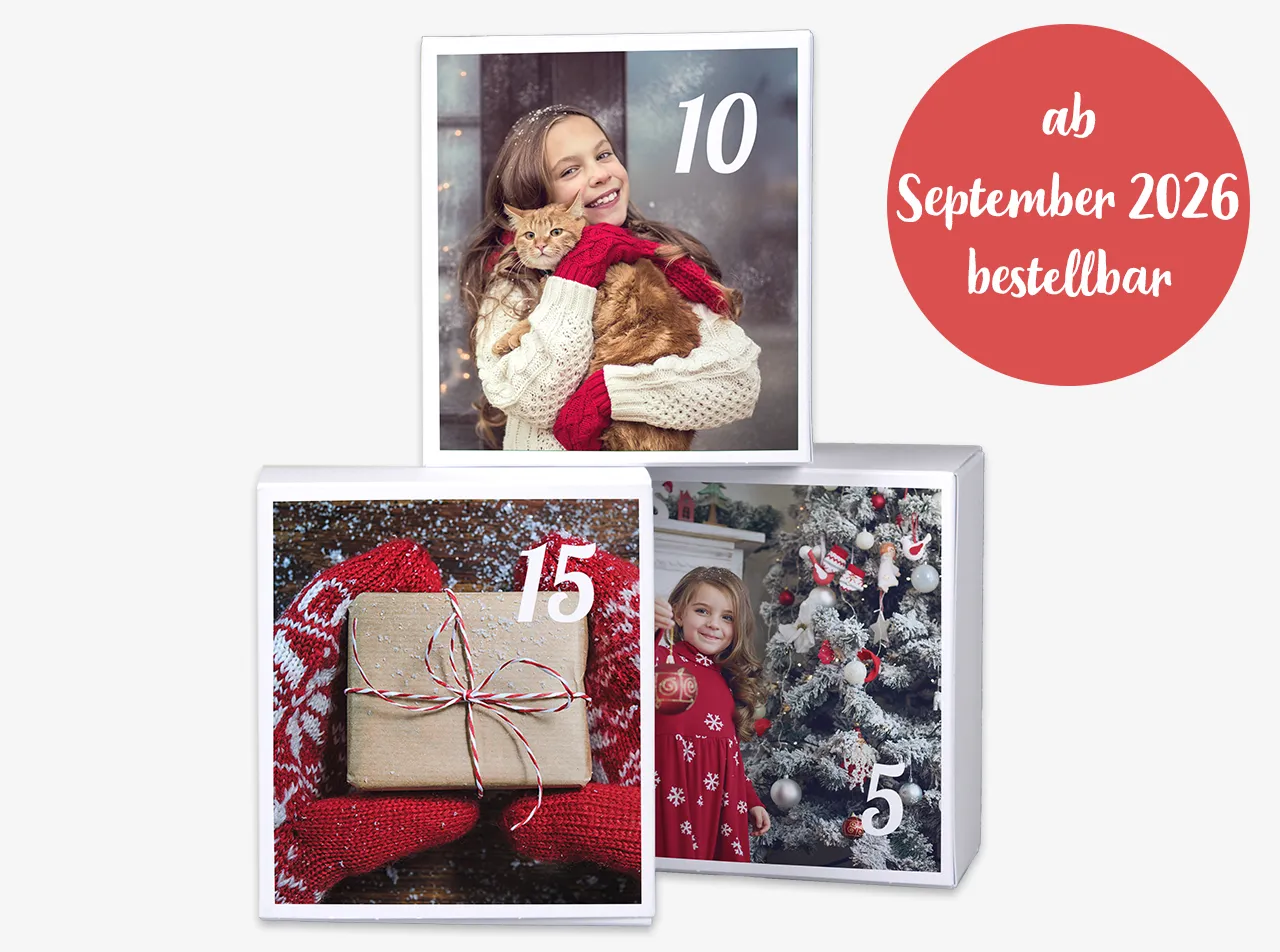 Weihnachtlichen Adventskalender zum Befüllen gestalten. Mit wenig Bastelaufwand könnt ihr die Geschenkboxen mit euren Bildern bekleben. Beginnt jetzt mit der Gestaltung.