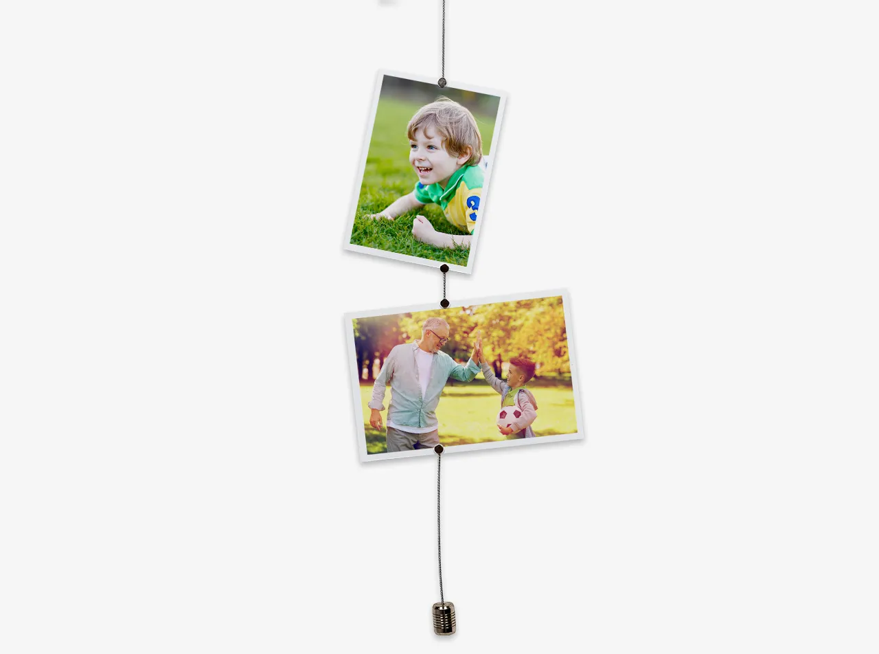 Silbernes Fotoseil mit zwei aufgehängten Fotos – magnetische Fotoaufhängung für Zuhause