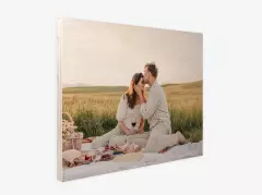 Ein Bild auf Holz ist eine tolle rustikale Wanddeko. Weiß wird nicht unterdrückt, wodurch die Holzstruktur sichtbar bleibt und ein einzigartiger Vintage-Look entsteht.