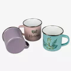 Drei individuelle Emaille-Tassen, gestaltet mit Namen, Tiermotiven und floralen Elementen – perfekt zum Bedrucken und Verschenken