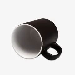Die Zaubertasse ist in matt oder glänzend erhältlich. Die matte Variante fasst 300 ml Flüssigkeit und die glänzende Variante kann 325 ml transportieren.