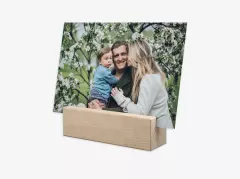 Der Fotoständer der ROSSMANN Fotowelt kann aus verschiedenen Materialien sein. Wählt zwischen Paulownia-Holz, Birken-Holz und massivem Holz euren Favoriten.