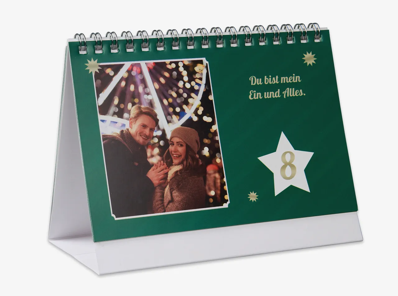 Adventskalender mit eigenem Foto in der ROSSMANN Fotowelt bestellen. Auf 12 beidseitig bedruckten Kalenderblätter findest du genug Platz für deine Kreativität.