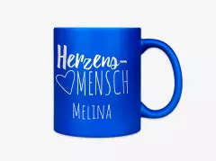 Eine farbige Tasse mit Gravur, die das Wort "Herzensmensch" und den Namen Melina in einem modernen Schriftstil zeigt.