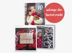 Weihnachtlichen Adventskalender zum Befüllen gestalten. Mit wenig Bastelaufwand könnt ihr die Geschenkboxen mit euren Bildern bekleben. Beginnt jetzt mit der Gestaltung.