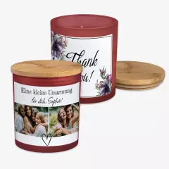 Eine personalisierte Duftkerze mit geöffnetem Bambusdeckel, weißem Wachs und minimalistischem Design als stilvolles Geschenk.