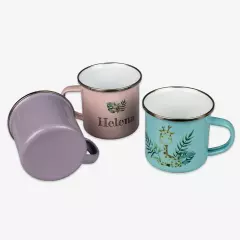 Drei individuelle Emaille-Tassen, gestaltet mit Namen, Tiermotiven und floralen Elementen – perfekt zum Bedrucken und Verschenken.