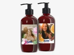 In der ROSSMANN Fotowelt könnt ihr eine ISANA Flüssigseife mit Foto und Text personalisieren. Gestaltet das Etikett der dunkelbraunen Flasche mit Pumpspender individuell.