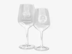 Personalisierte Gläser für Rot- und Weißwein Diese zwei Gläser mit Gravur zeigen individuelle Namen und Botschaften – perfekt als individuelles Geschenk für jeden Anlass.