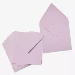 praktisches 10er-Pack, jeweils in einer Farbe und Größe Neun lavendelfarbene Briefumschläge in einem Stapel, ein zehnter Umschlag ist geöffnet dargestellt.