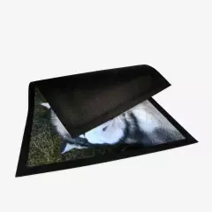 Die Napfunterlage der ROSSMANN Fotowelt ist ausgestattet mit einer wasserabweisenden Oberfläche aus Polyester und einer rutschfesten Unterseite aus Gummi.