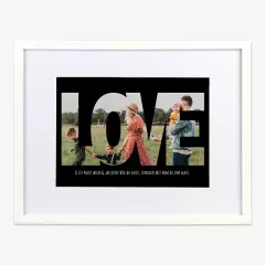 Poster mit Rahmen, weißer Kunststoff, inkl. Passepartout Poster Rahmen aus weißem Kunststoff. Bestellt euer HD-Poster mit passendem Rahmen. Erhältlich in zwei verschiedenen Größen: 20 x 30 cm und 30 x 40 cm.