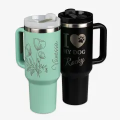 Zwei Stanley ähnliche Trinkbecher, ein mintfarbener mit Blumenmotiv und einer in Schwarz mit "I Love My Dog"-Gravur.
