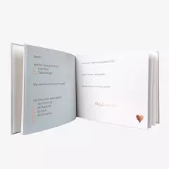Wenn ihr ein Gästebuch gestaltet, könnt ihr eine der zahlreichen, hochwertigen Designvorlagen, die wir in der ROSSMANN Fotowelt zur Verfügung stellen, nutzen.