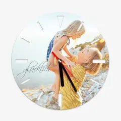 Gestaltet eine Uhr aus Glas mit eurem schönsten Schnappschuss und besonderen Momenten. Die hochwertige Fotouhr verleiht eurem Raum eine besondere Note.